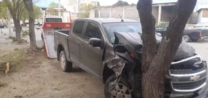 Perdió el control de su camioneta y chocó contra un árbol | La Opinión ...