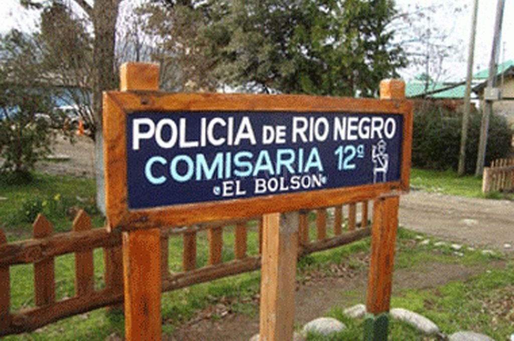 Aislaron a una comisaría completa por un policía que visitó a su papá con Coronavirus Aislaron a una comisaría completa por un policía que visitó a su papá con Coronavirus