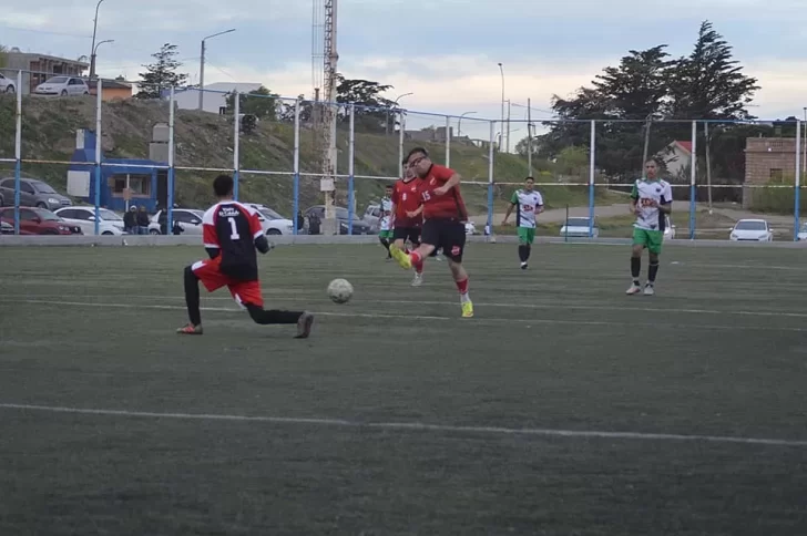 Ejemplo de vida: debut y gol soñado de Mauricio Morales, joven que padece cráneostenosis, en Deseado Juniors