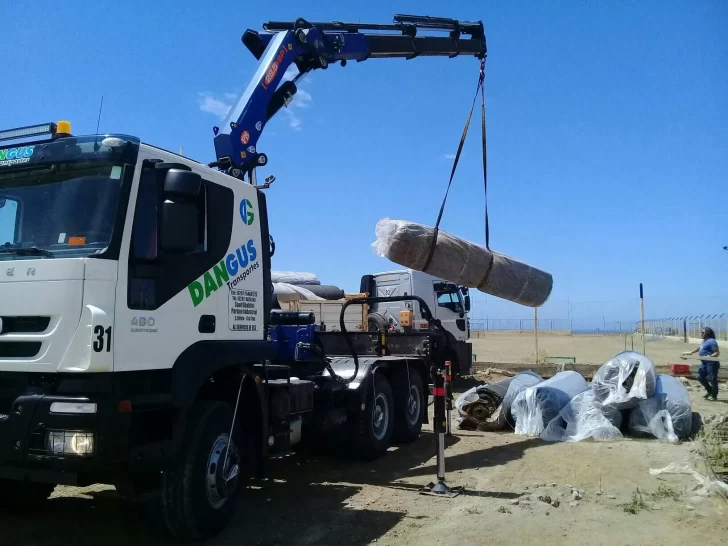 Sueña despierto: Mar del Plata de Caleta Olivia recibió las alfombras de césped sintético para su cancha