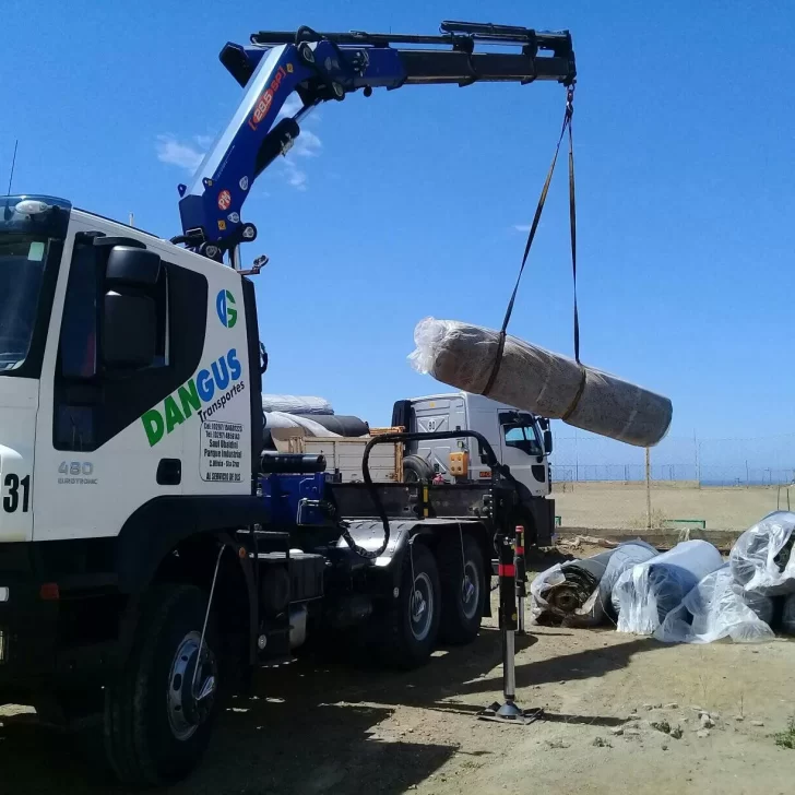 Sueña despierto: Mar del Plata de Caleta Olivia recibió las alfombras de césped sintético para su cancha