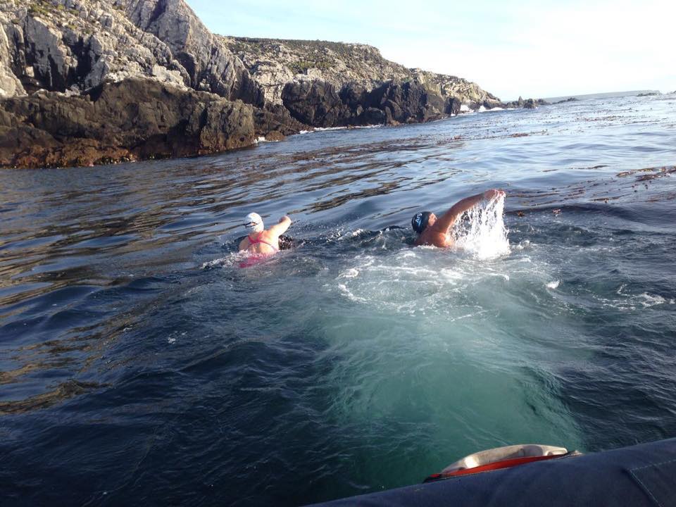 González y Terry unieron a nado la isla Soledad a la Gran Malvina