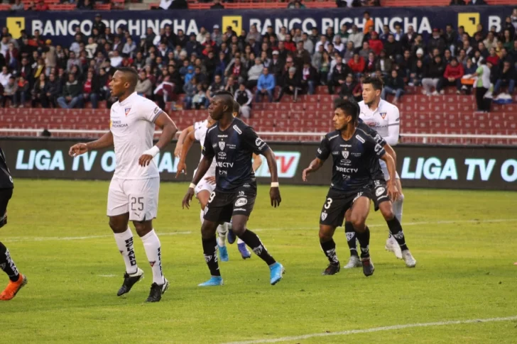 El defensor de El Calafate Pablo Alvarado juega contra Flamengo en la Copa Libertadores