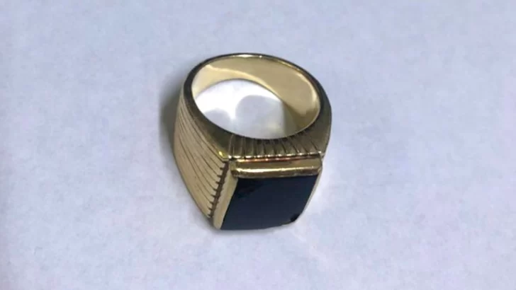 Apareció el anillo de Carlos Menem