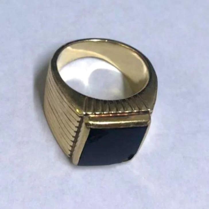 Apareció el anillo de Carlos Menem