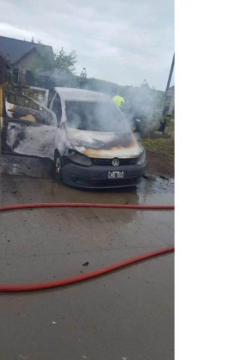 Una pareja incendió un auto: a él lo atendieron en el SAMIC por quemaduras