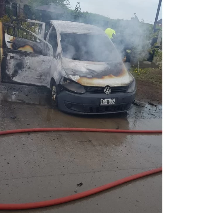Una pareja incendió un auto: a él lo atendieron en el SAMIC por quemaduras