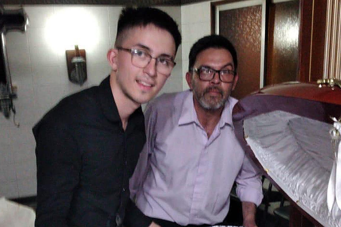 Es falso que apareció un cadáver que sería del empleado de la funeraria que se sacó la foto con el cuerpo de Maradona