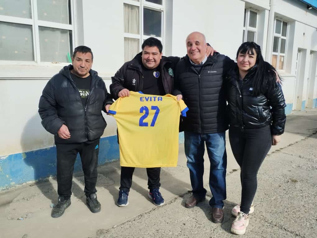 El club Barrio Evita de Río Gallegos le entregó una  camiseta al profesor Miguel Muñoz