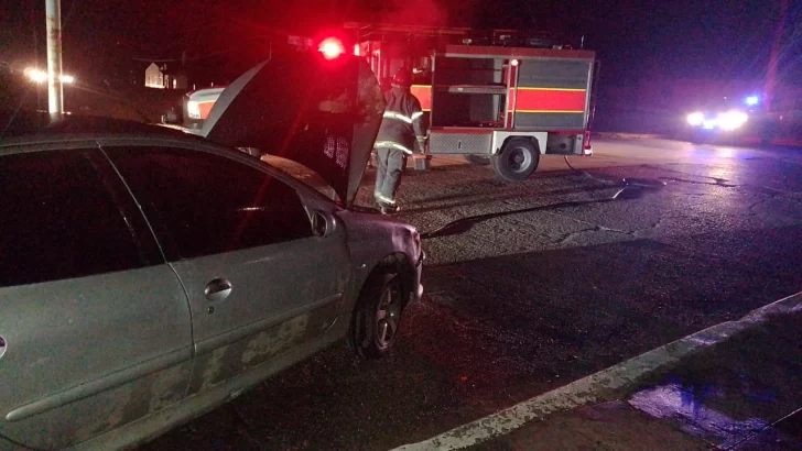 Circulaba cerca del hospital y un desperfecto hizo que su auto se prenda fuego: sin heridos