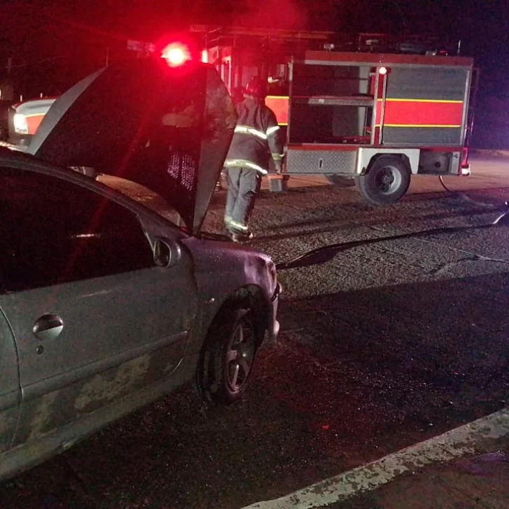 Circulaba cerca del hospital y un desperfecto hizo que su auto se prenda fuego: sin heridos