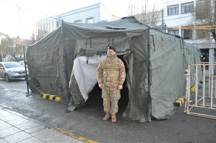 Pago a Jubilados: el Ejército montó la carpa para resguardarlos del frío