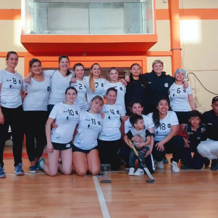 Hockey pista: el equipo de Primera Damas de El Chaltén se coronó campeón