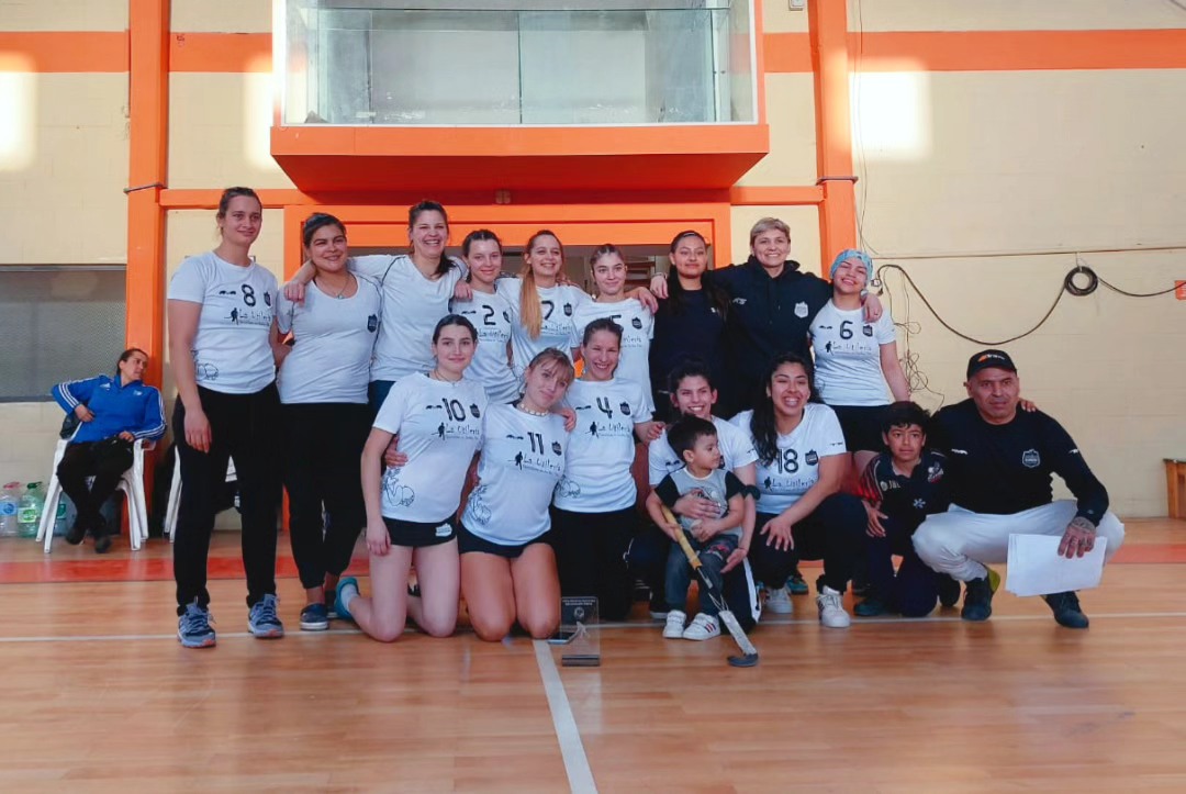 Hockey pista: el equipo de Primera Damas de El Chaltén se coronó campeón