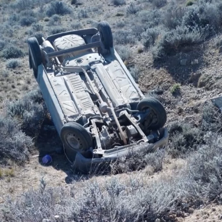 Un hombre perdió el control de su auto y volcó camino al aeródromo de Puerto Deseado