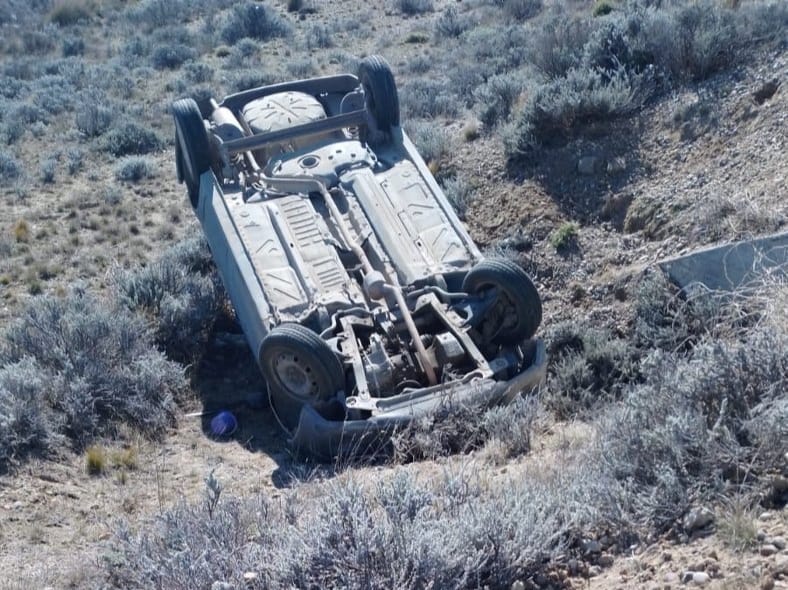 Un hombre perdió el control de su auto y volcó camino al aeródromo de Puerto Deseado