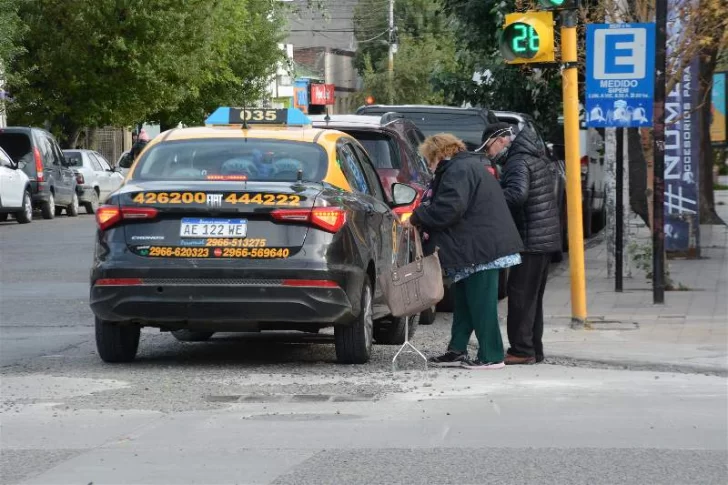 Taxistas pedirán a Grasso volver a llevar dos pasajeros por móvil