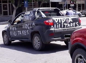 “Viva Videla”: vecino recorrió centro de Trelew con camioneta con pintadas a favor del ex dictador