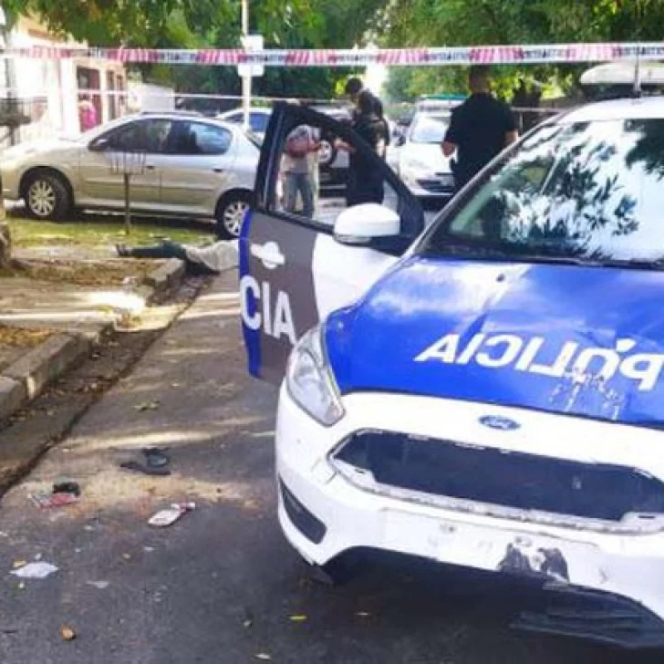 Le disparó a su ex en la puerta de un colegio y se suicidó