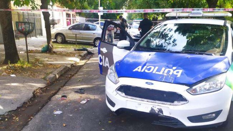 Le disparó a su ex en la puerta de un colegio y se suicidó