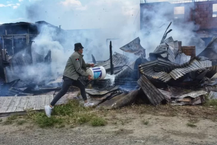 Iniciaron una colecta solidaria para las seis familias perdieron todo en voraz incendio en Río Gallegos