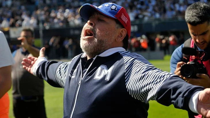 Maradona: “Los que ganaron mucha ‘guita’ deberían ayudar a los pibes del ascenso”