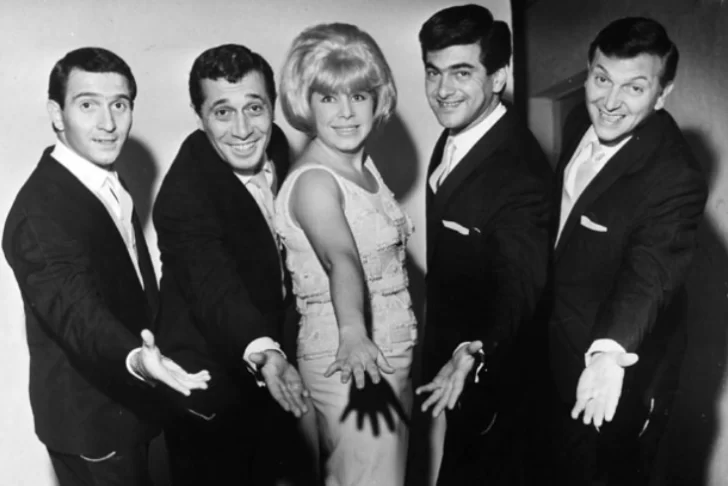 Los 5 latinos: cancionero y emoción para recordar su debut Los 5 latinos: cancionero y emoción para recordar su debut