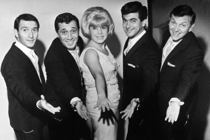 Los 5 latinos: cancionero y emoción para recordar su debut Los 5 latinos: cancionero y emoción para recordar su debut