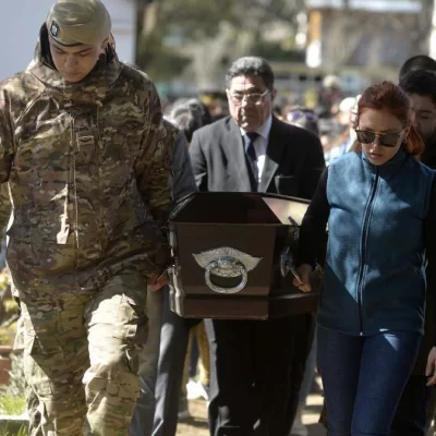 Dolor y lágrimas en el entierro de uno de los soldados muertos en el vuelco en Neuquén