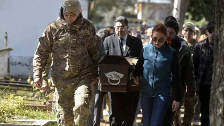 Dolor y lágrimas en el entierro de uno de los soldados muertos en el vuelco en Neuquén