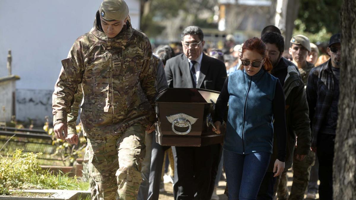 Dolor y lágrimas en el entierro de uno de los soldados muertos en el vuelco en Neuquén