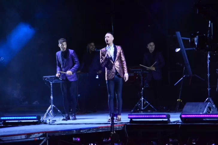 Más de 40 mil personas: Rodrigo Tapari le cumplió a Axel de cantar en el escenario