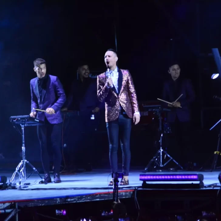 Más de 40 mil personas: Rodrigo Tapari le cumplió a Axel de cantar en el escenario