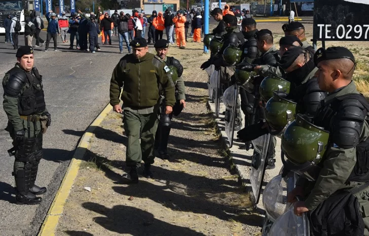 Gendarmería estuvo a punto de reprimir a obreros desocupados en Caleta Olivia
