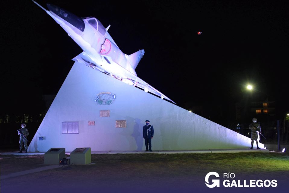 El avión de Malvinas exhibido en la costanera de Río Gallegos fue restaurado por el Municipio El avión de Malvinas exhibido en la costanera de Río Gallegos fue restaurado por el Municipio