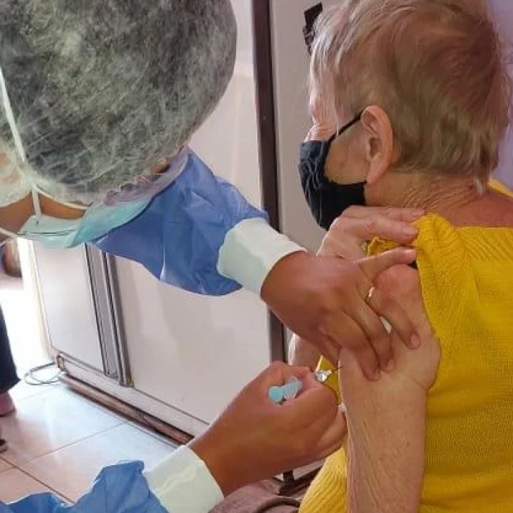 En Caleta Olivia ya comenzaron a vacunar a los adultos mayores de 90 años