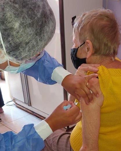 En Caleta Olivia ya comenzaron a vacunar a los adultos mayores de 90 años