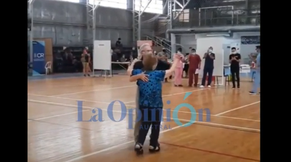 VIDEO. Abuelitos recién vacunados bailaron un vals para festejar y emocionaron a todos