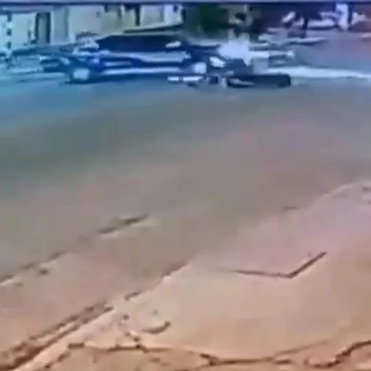 Video. Manejaba borracho y chocó a un motociclista que se salvó de milagro Video. Manejaba borracho y chocó a un motociclista que se salvó de milagro