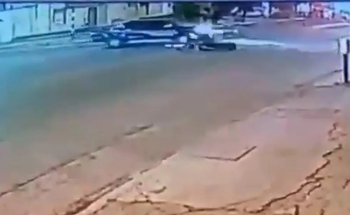 Video. Manejaba borracho y chocó a un motociclista que se salvó de milagro Video. Manejaba borracho y chocó a un motociclista que se salvó de milagro