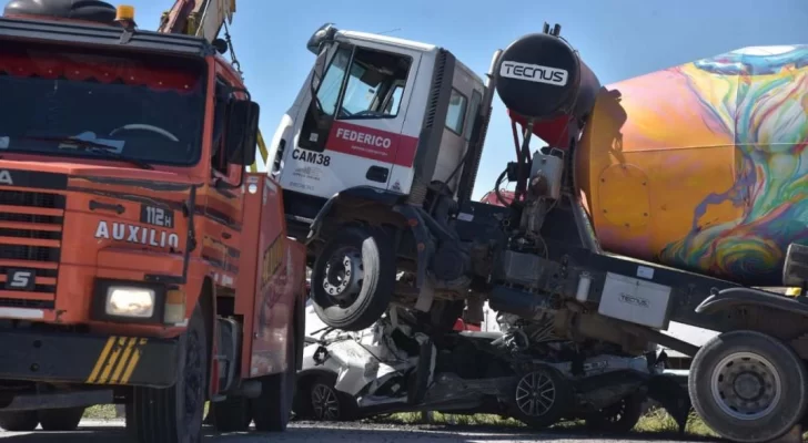 Un camión aplastó a un auto en Córdoba: hay un muerto