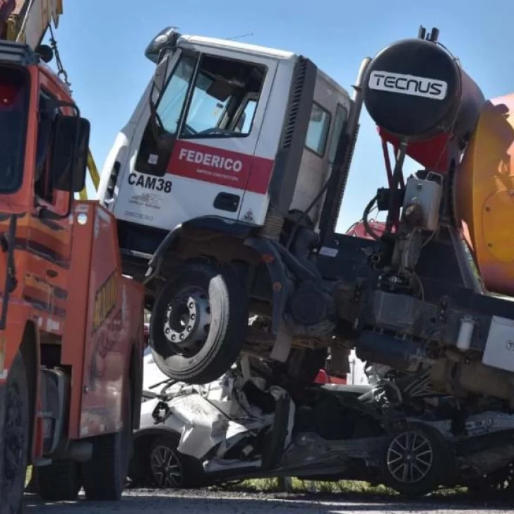 Un camión aplastó a un auto en Córdoba: hay un muerto