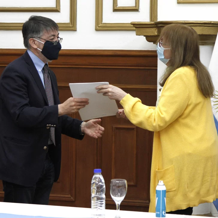 El Gobierno de Santa Cruz aprobó el Trayecto Formativo para estudiantes de la Licenciatura en Enfermería El Gobierno de Santa Cruz aprobó el Trayecto Formativo para estudiantes de la Licenciatura en Enfermería