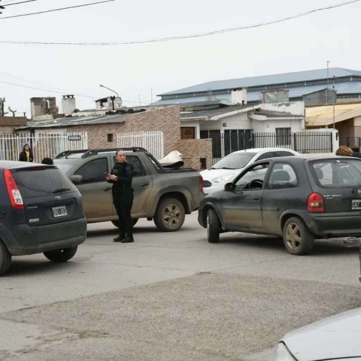 Dos vehículos chocaron en el barrio Fátima y se produjo un embotellamiento
