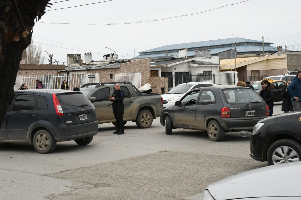 Dos vehículos chocaron en el barrio Fátima y se produjo un embotellamiento