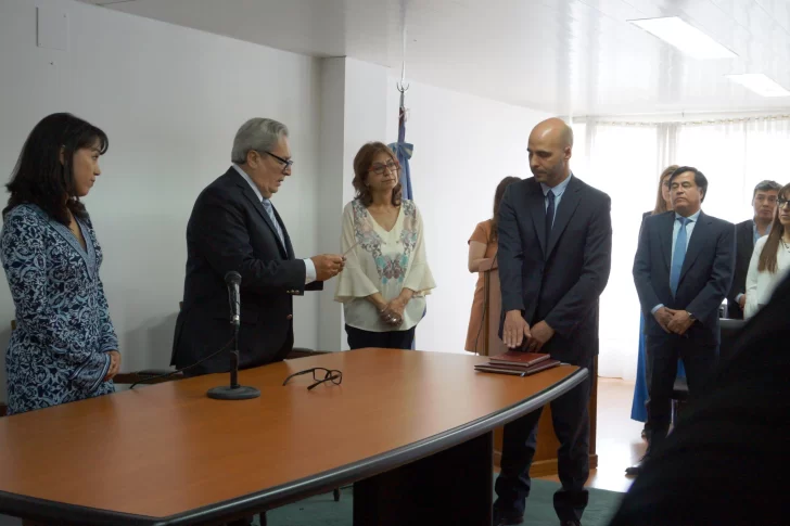  Daniel Mariani le tomó juramento a Fernando Basanta en 2022 como vocal del TSJ de Santa Cruz.