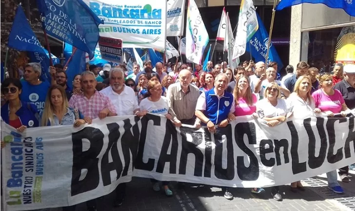Bancarios acuerdan aumento salarial en línea con la inflación y el básico supera $1.850.000