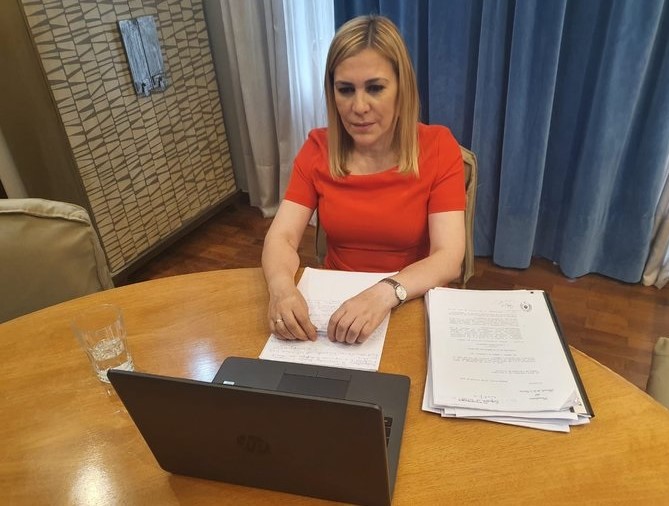 Beatriz Ávila presentó hoy un proyecto de ley para habilitar el voto por correo postal