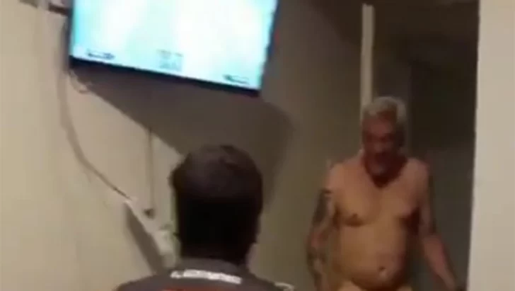 Video. Bailó desnudo frente a jugadores de Los Andes y Boca lo suspendió