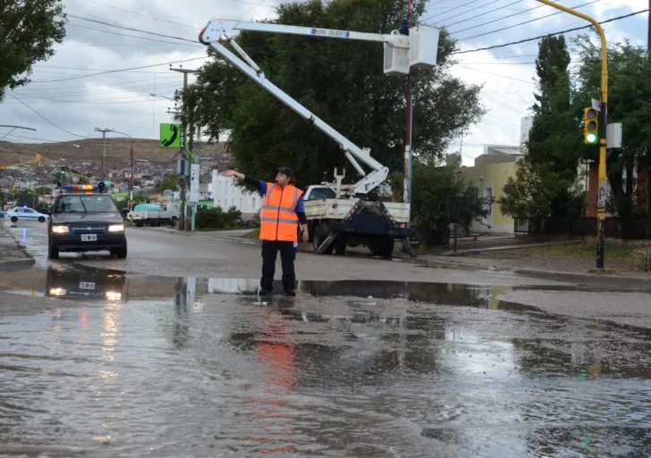 Santa Cruz bajo el agua: en Caleta llovió y se desató un temporal de viento